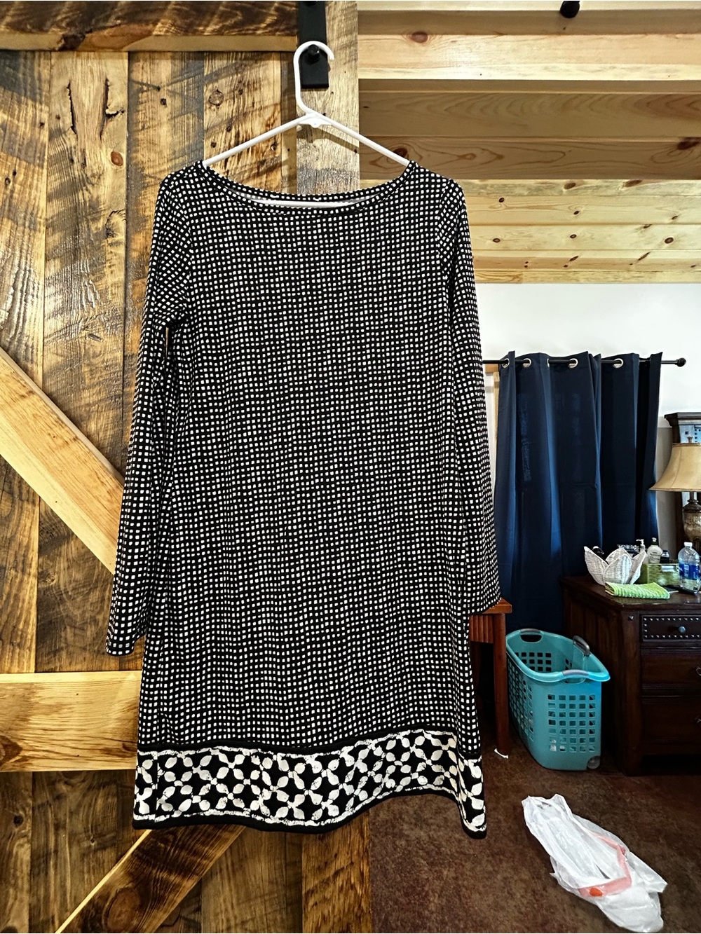 Source Unknown Black and White Long Sleeve Shift Dress with Patterned Hem